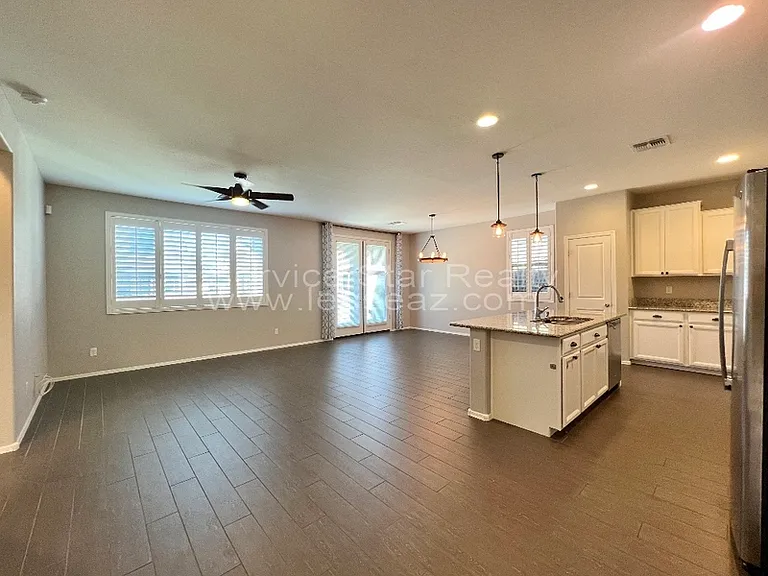 1289 N 166th Ave — Photo 2