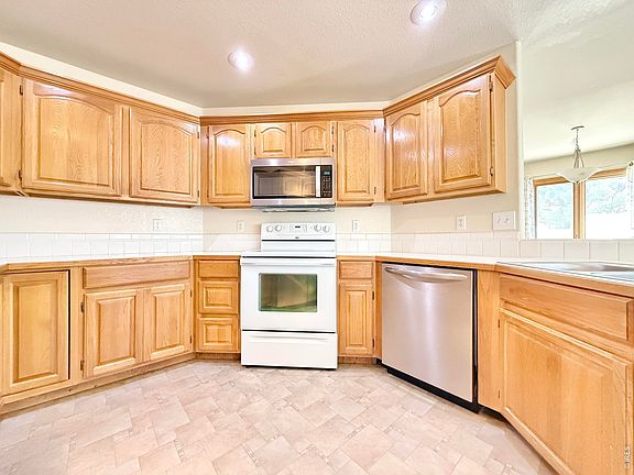 3rd image of 837 51st Ave
