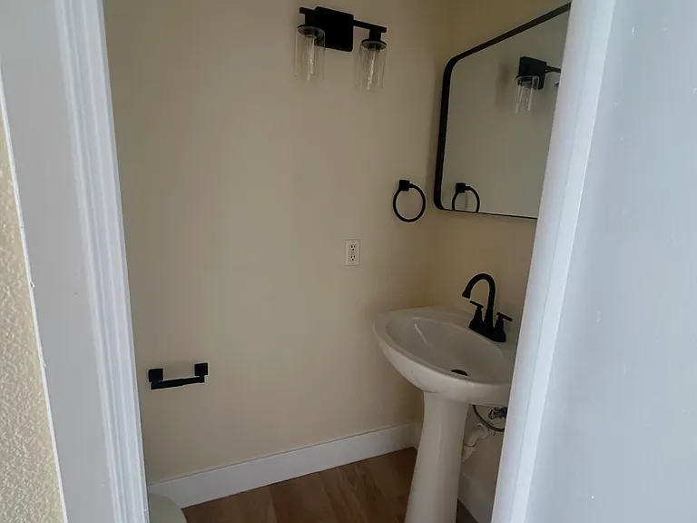 481 W Commercial Ave — Photo 5