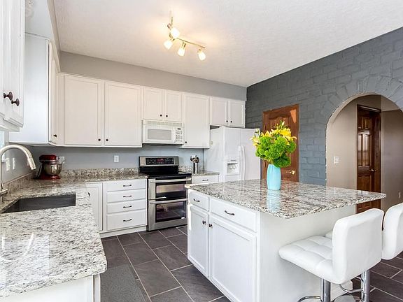 3rd image of 7501 Vista Lake Way