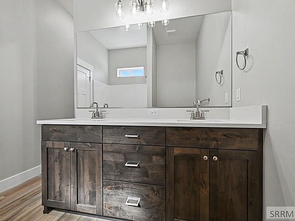 5th image of 433 Spruce Way