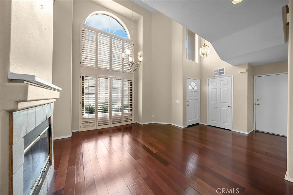 3 bed, 2.5 bath, 1655 sqft, $3,700 — Photo 3
