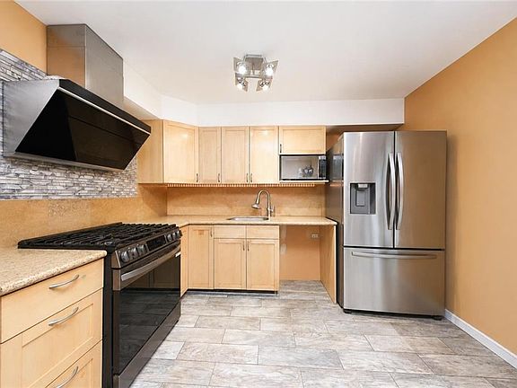 4th image of 28 Long Pond Ln