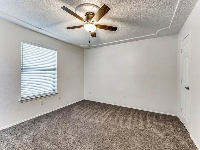 600 NW Ann Lois Ln — Photo 7