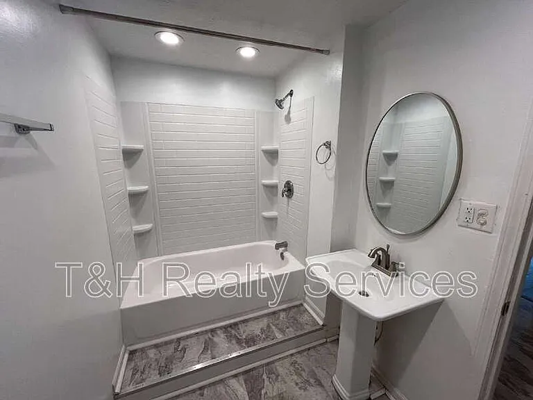 1551 W New York St — Photo 12
