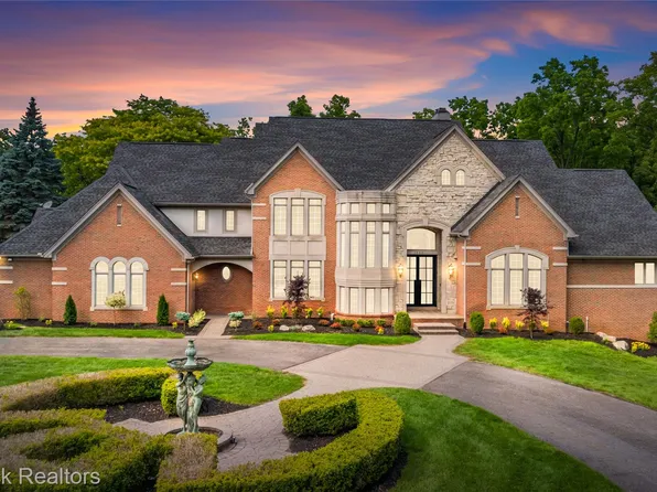 1888 W Tahquamenon Ct, Bloomfield Hills, MI 48302