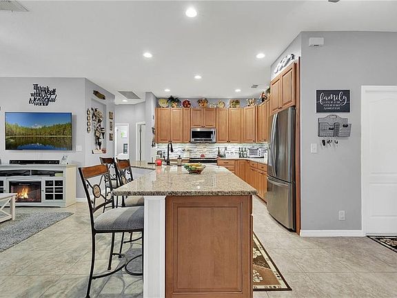 5th image of 814 Triple Crown Ct