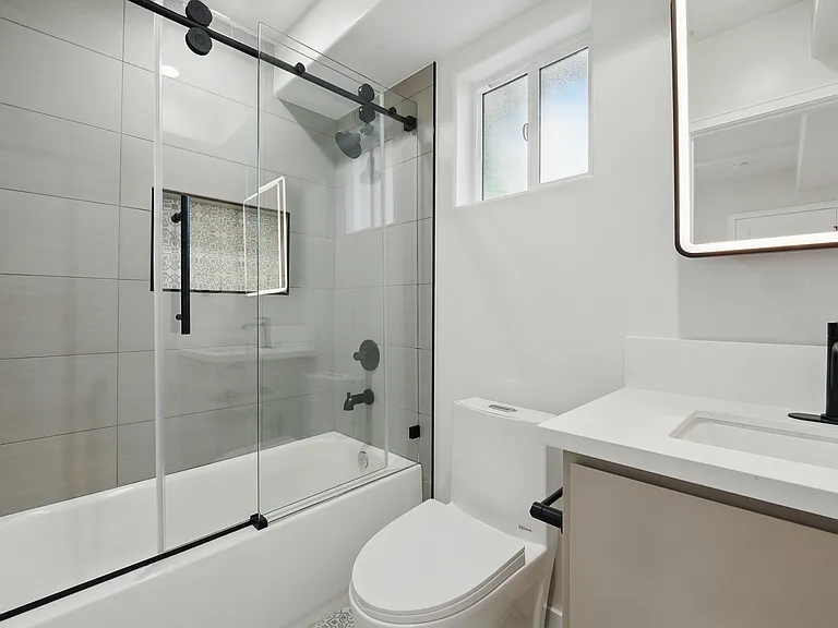 8236 1/2 Blackburn Ave — Photo 7