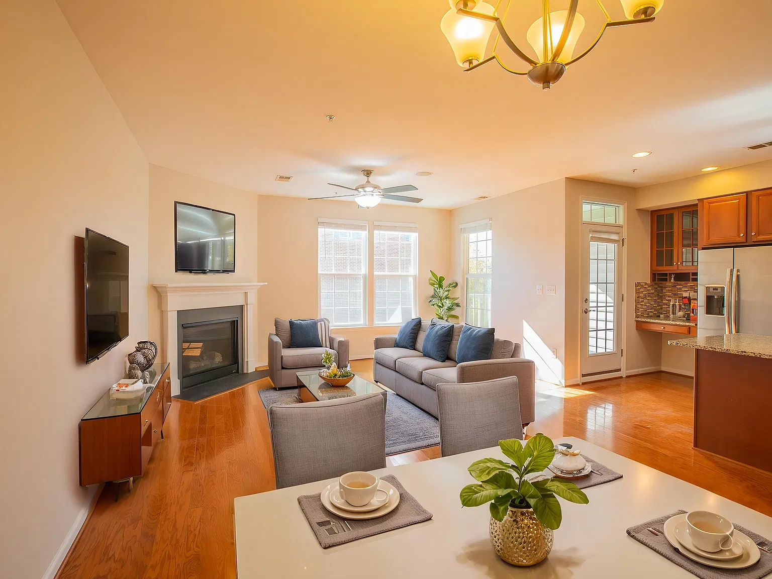 4 bed, 2600 sqft, $3,199 — Photo 2