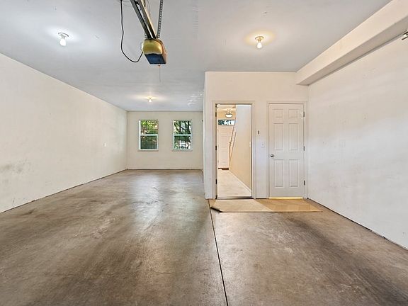 4th image of 816 NE Caden Ave