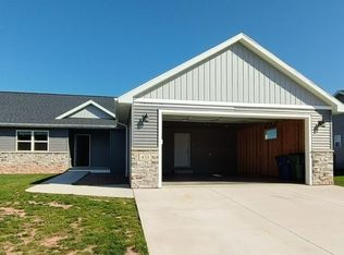 451 Longwood Ln #451, Wrightstown, WI 54180