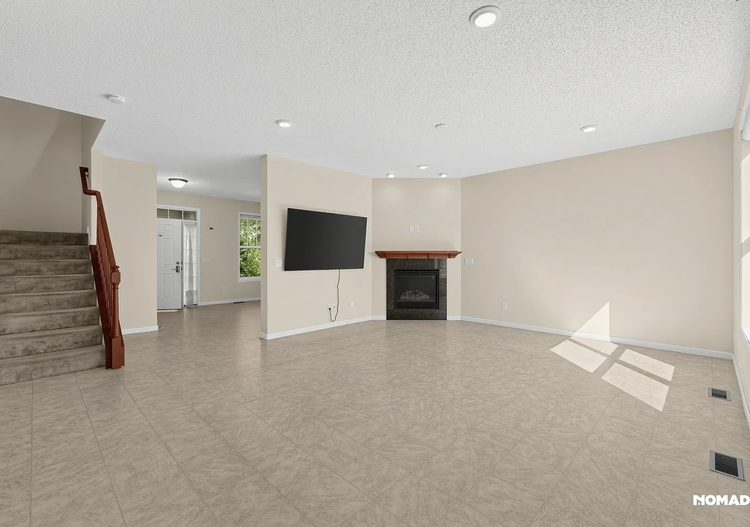 Spacious 5BR House in Plymouth — Photo 3