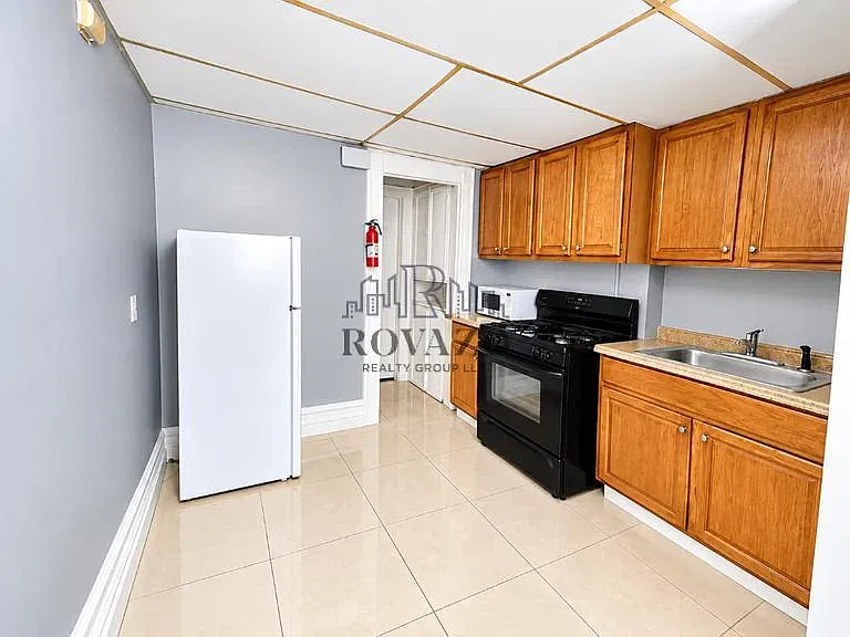 266 1/2 Garside St #3