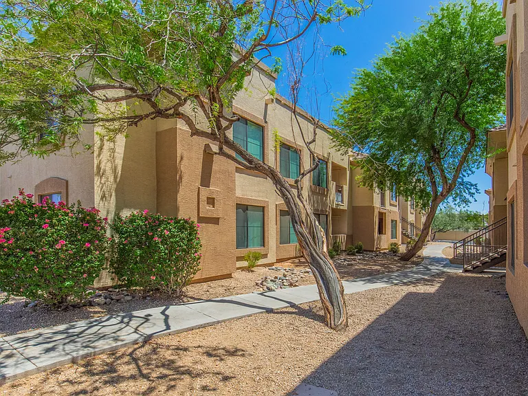 Indigo Pointe Apartments — Photo 12