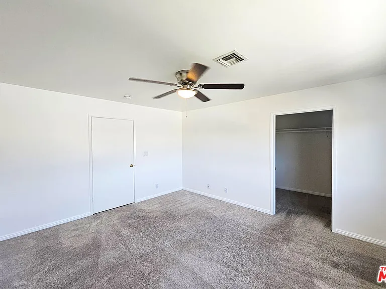22040 Wyandotte St #UPSTAIRS — Photo 11
