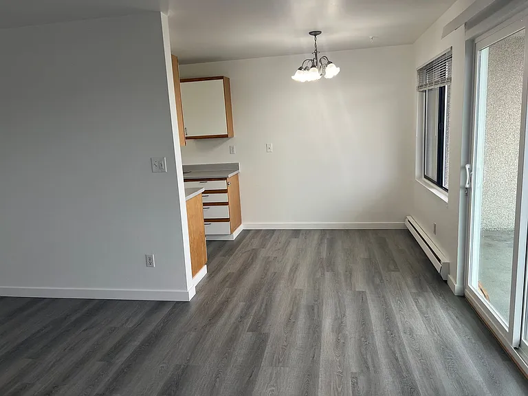 527 Summit Ave E — Photo 17