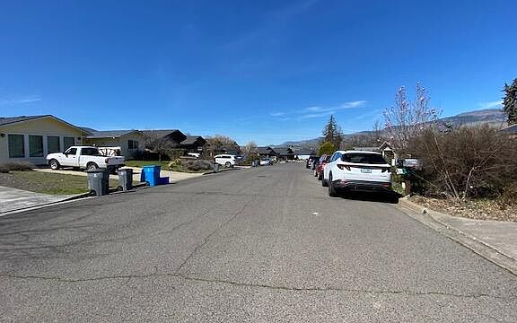 3rd image of 874 Oak Knoll Dr