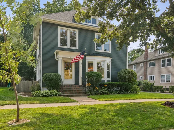 135 W Russell St, Barrington, IL 60010