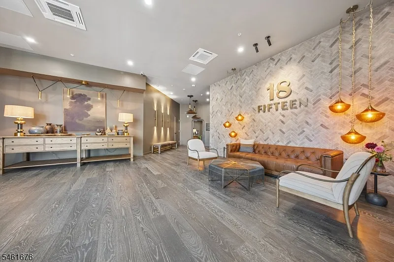 1815 Front St #303