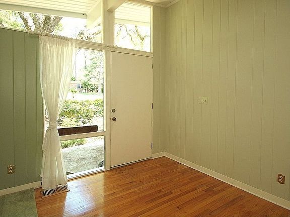 3rd image of 913 Mimosa Dr
