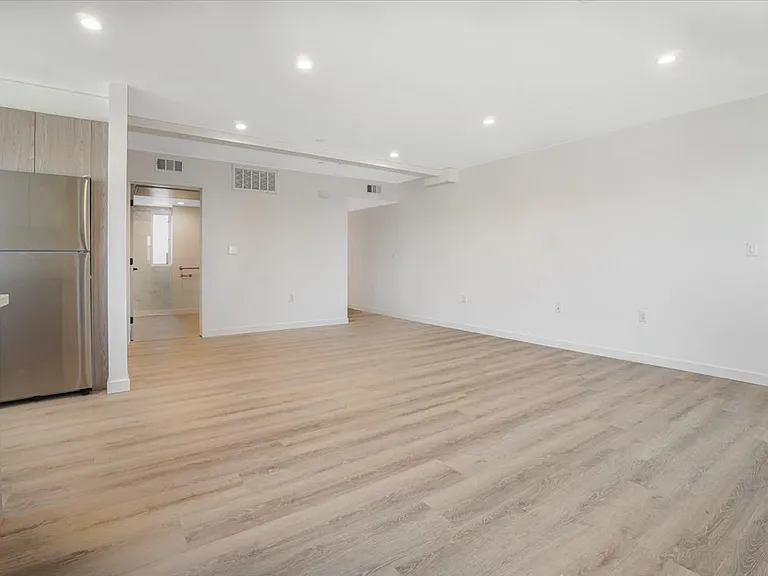 10918 Camarillo St #501 — Photo 34