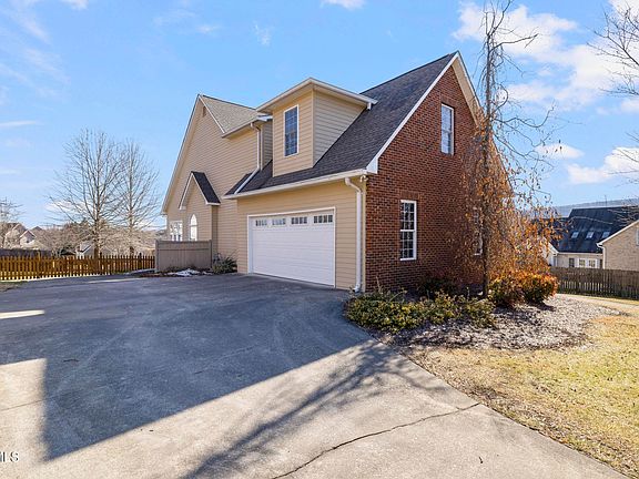 5th image of 110 Emerald Chase Cir
