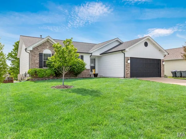 1104 Homefield Commons Dr, O'Fallon, MO 63366