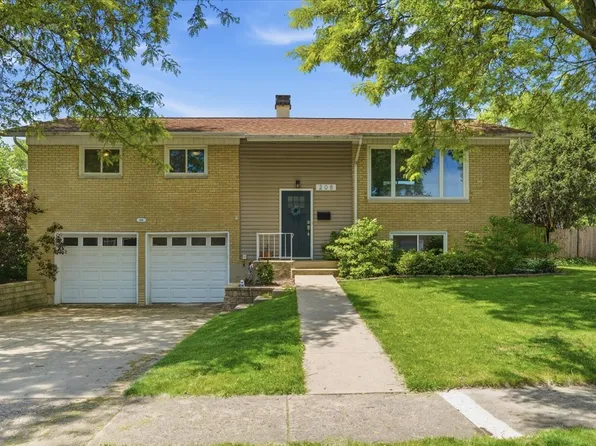208 N Flake Dr, Palatine, IL 60074