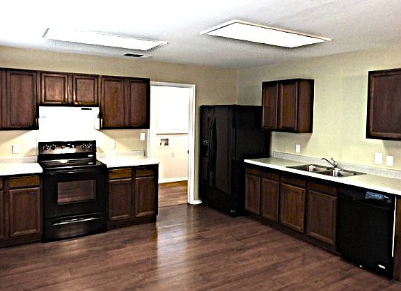 2nd image of 360 Whispering Hollow Dr