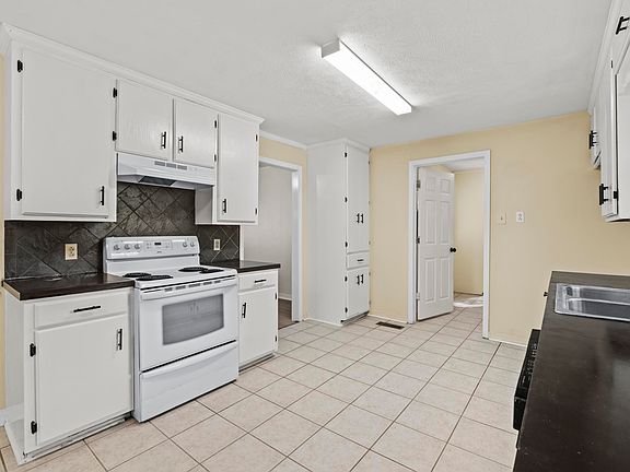 4th image of 36 E Republican Rd
