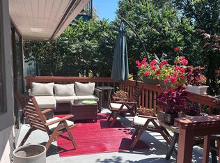 527 W 14th St, North Vancouver, BC V7M1R1