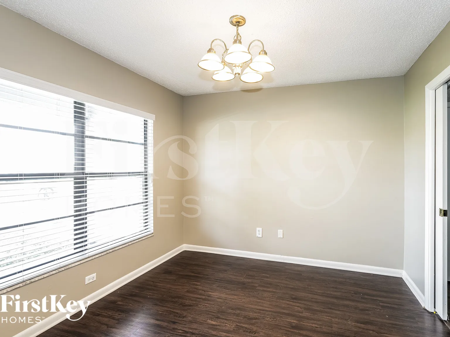 4 bed, 2.5 bath, 2216 sqft, $2,665 — Photo 4