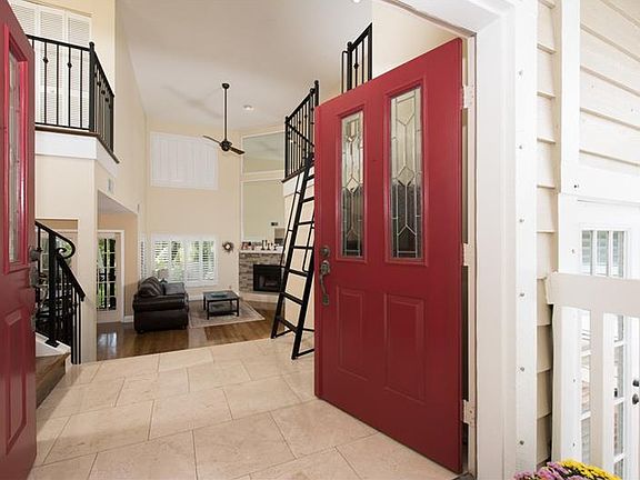 2nd image of 751 Captiva Ct NE