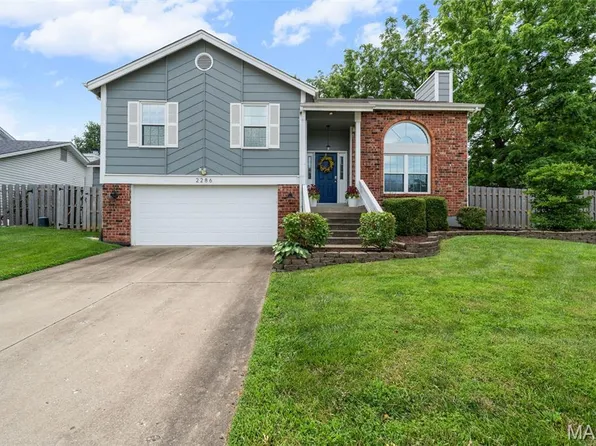 2286 Graystone Dr, Saint Charles, MO 63303
