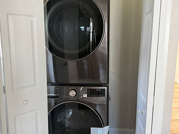4th image of 900 Main St #1