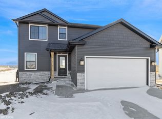 320 NW Lavelle Ct, Waukee, IA 50263