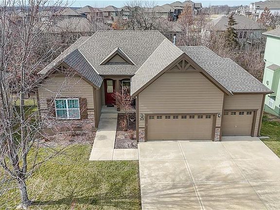 3rd image of 215 S Canyon Dr