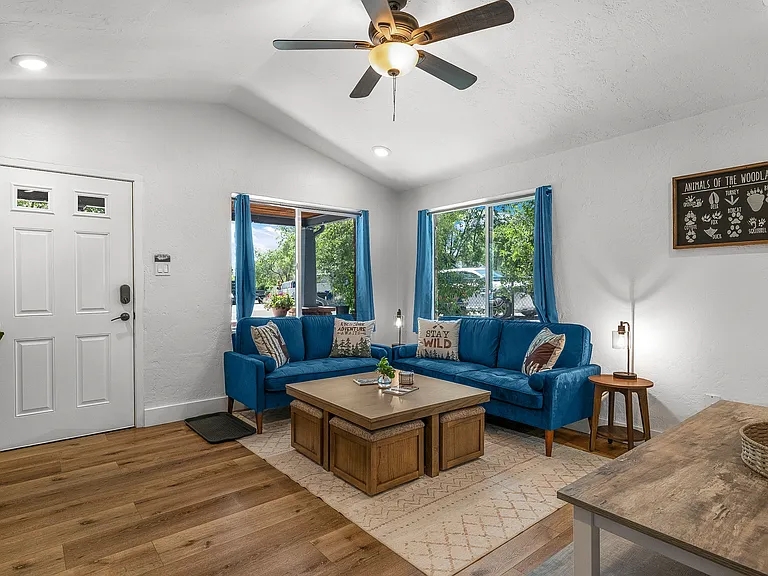 1527 N Center St — Photo 3