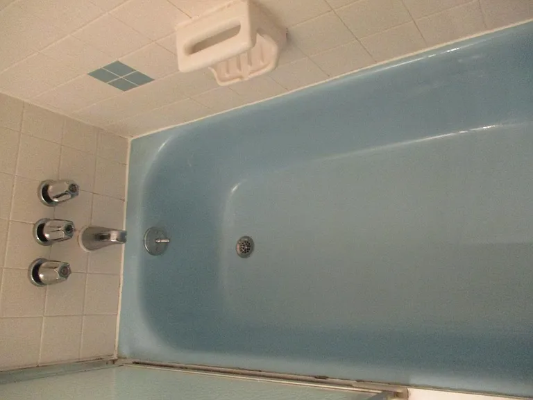 Main Bathroom Tub/Shower