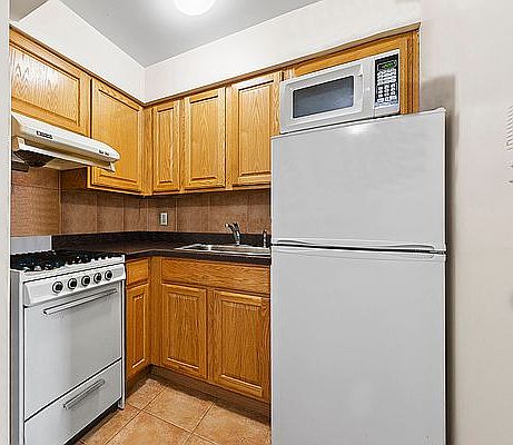 2nd image of 2652 29th St #1B