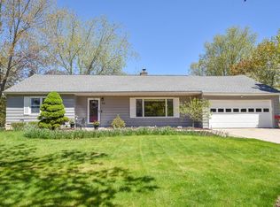 814 E Manor CIRCLE, Bayside, WI 53217