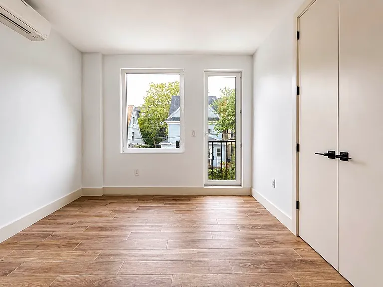 452 E 26th St #1B — Photo 1