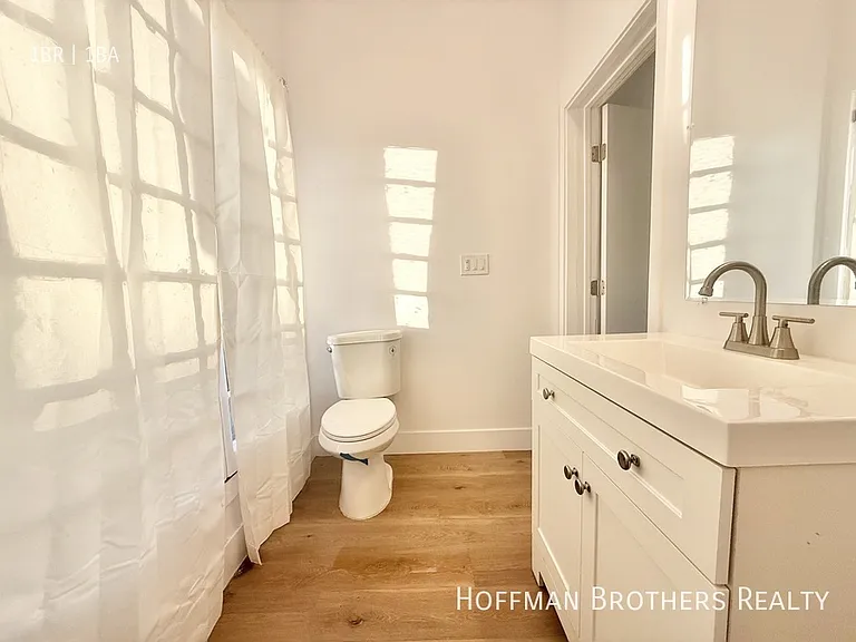 1182 1/2 N Edgemont St — Photo 3