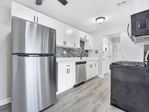 4th image of 18W155 63rd St APT B201