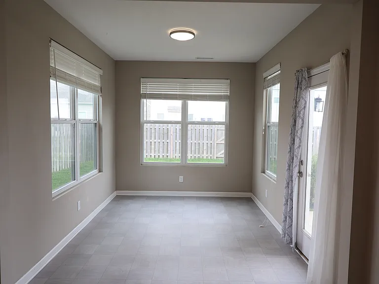 1899 Lakecrest Dr — Photo 21