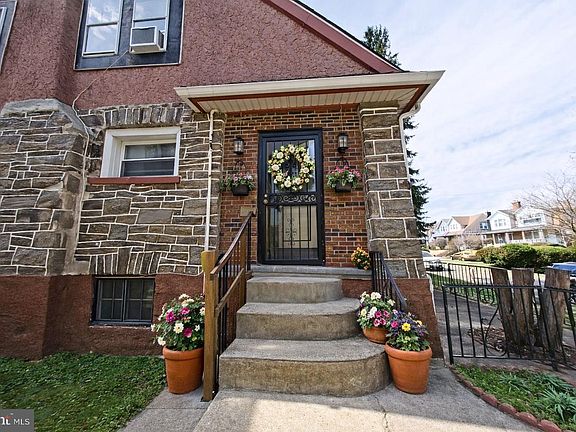 3rd image of 1014 E Rittenhouse St