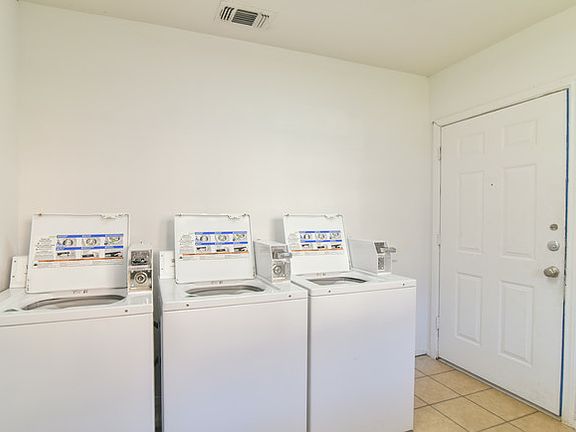 5th image of 820 SE Parkway St #7-55