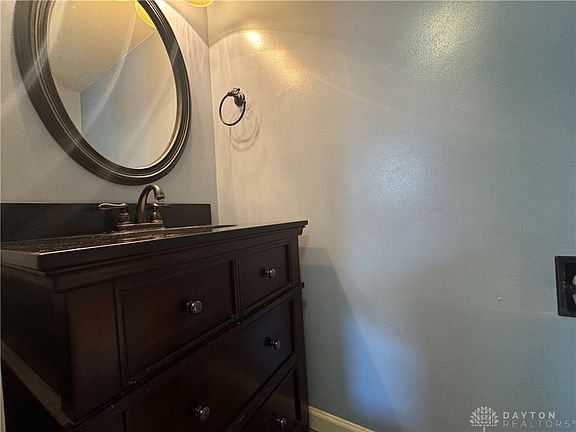 4th image of 103 Cooper Pl W