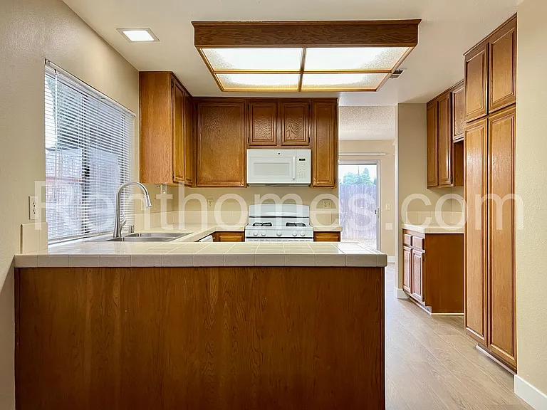 10594 Dabney Dr — Photo 6