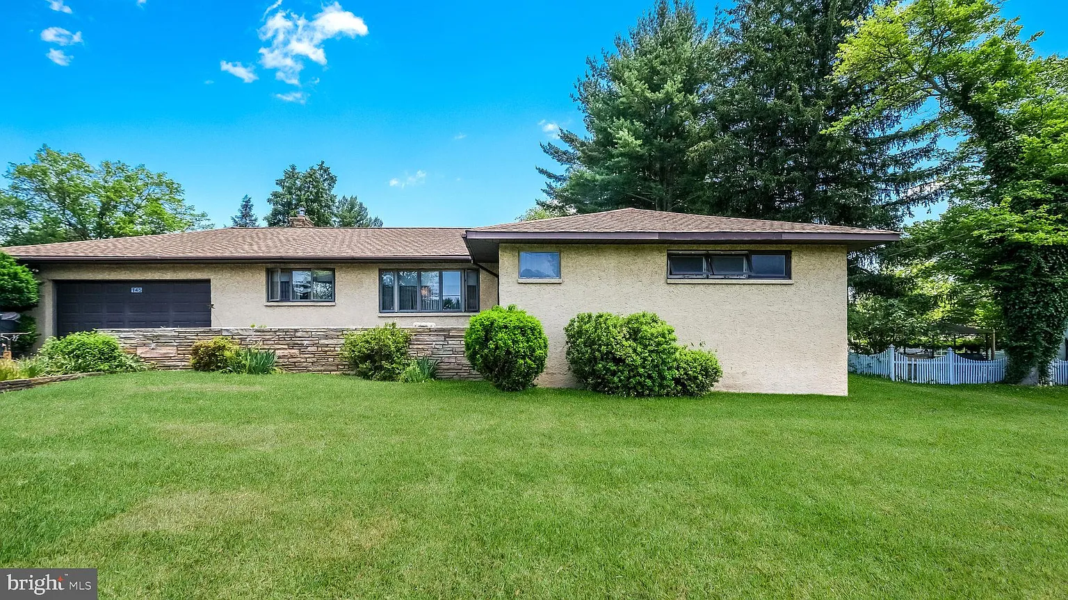 145 Holly Rd photo 1